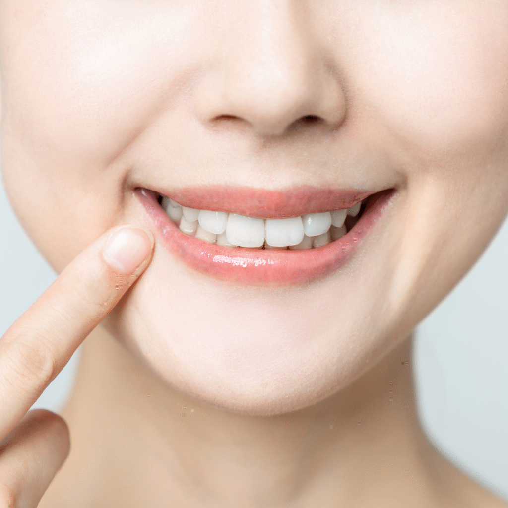 口元の綺麗な女性