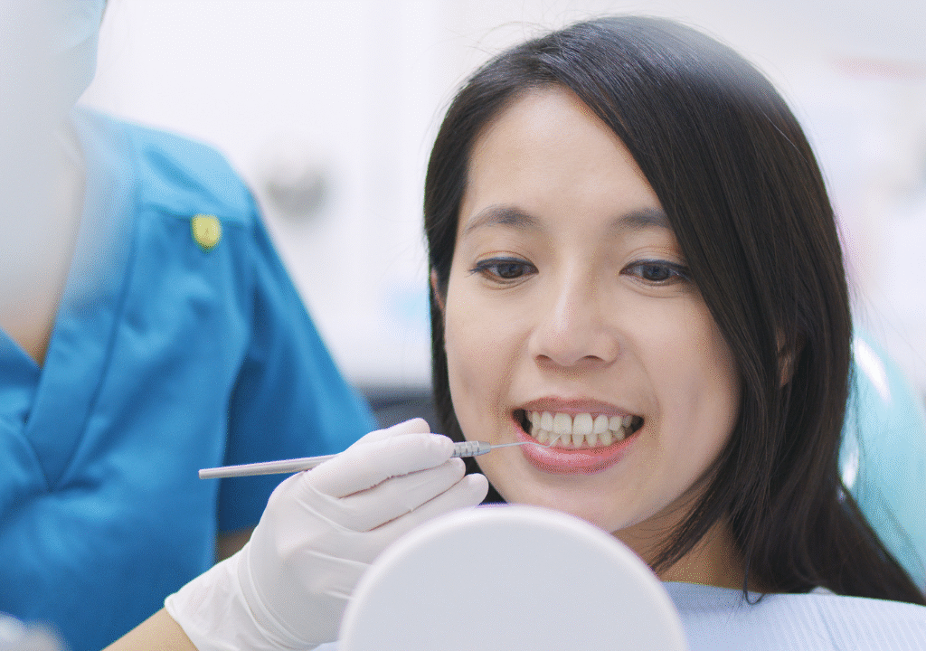 歯の治療を受けている女性